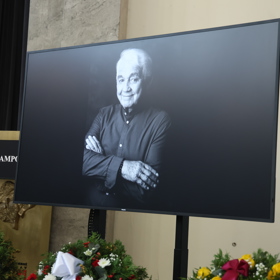 Portrét Jiřího Krampola od fotografa Jakuba Ludvíka vévodil poslednímu rozloučení.