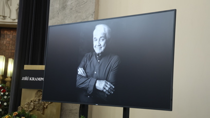FOTO: Portrét Jiřího Krampola od fotografa Jakuba Ludvíka vévodil poslednímu rozloučení.