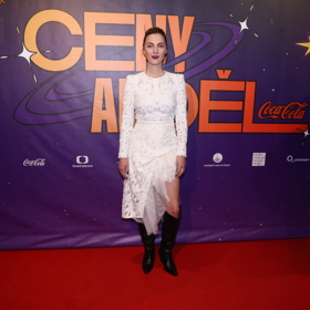 A zpěvačka a herečka Bára Poláková vsadila na něžné krémové šaty, které doplnila kozačkami.