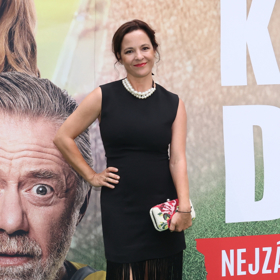 Šaty s třásněmi má v oblibě i herečka Kristýna Janáčková. Ta svůj klasický černý model doladila lodičkami, perlovým náhrdelníkem a skořepinovou kabelkou s florálním motivem, která s outfitem příjemně kontrastuje.