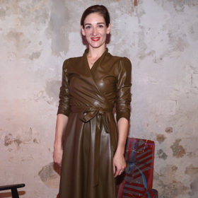 Že kůže může být i elegantní, ženská a jemná ví i herečka Marta Dancingerová, která má v podzimní výbavě i kožené šaty.