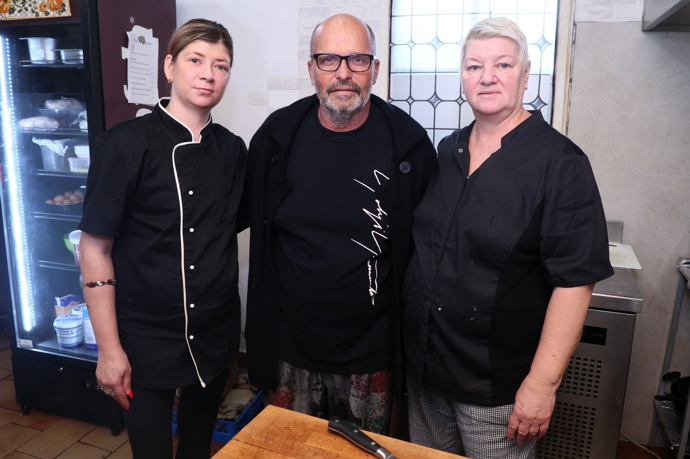 FOTO: Zdeněk Pohlreich s původní sestavou Starosuchdolské restaurace. – stránka 32