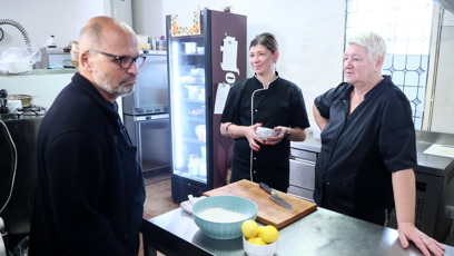 FOTO: Zdeněk Pohlreich během natáčení ve Starosuchdolské restauraci.