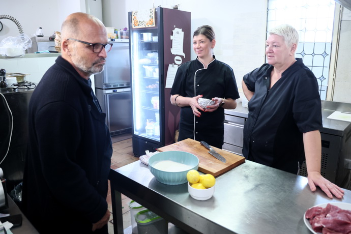 FOTO: Zdeněk Pohlreich během natáčení ve Starosuchdolské restauraci. – stránka 37