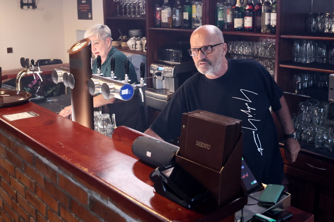 FOTO: Zdeněk Pohlreich ve Starosuchdolské restauraci. – stránka 34