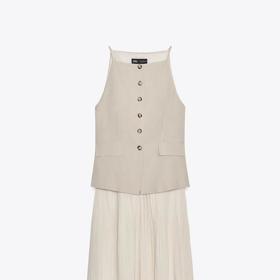 Velkým trendem jsou také šaty vestového střihu s plisovanou sukní. Tento model koupíte u Zary za 1499 Kč