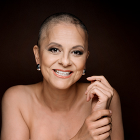 Moderátorka Laďka Něrgešová se nechala nafotit s oholenou hlavou.