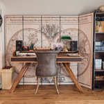 Pracovní koutek v pánské části horní místnosti (původně půdy), o kterém se rozvyprávěl Petr Vondráček při naší návštěvě jeho chalupy.