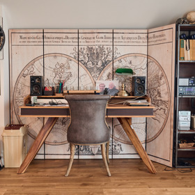 Pracovní koutek v pánské části horní místnosti (původně půdy), o kterém se rozvyprávěl Petr Vondráček při naší návštěvě jeho chalupy.