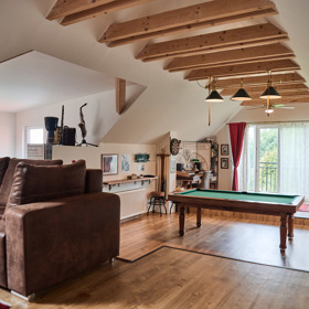 Pohled na zrekonstruovanou půdu na chalupě Petra Vondráčka, který tvrdí, že udělat z půdy krásný prostor byl sen jeho předků.