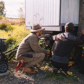 Maringotka, která rodině Kotkových slouží jako bydlení.
