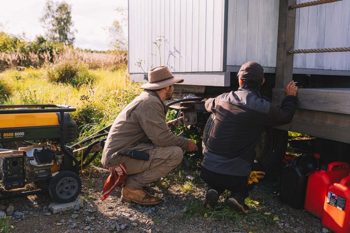 FOTO: Maringotka, která rodině Kotkových slouží jako bydlení. – stránka 7