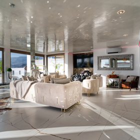 Vila je vybavená designovým nábytkem.