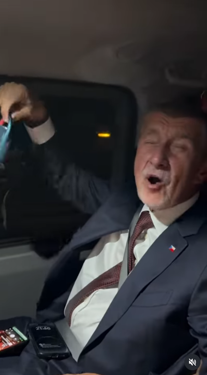 FOTO: Andrej Babiš řádil v autě. – stránka 140