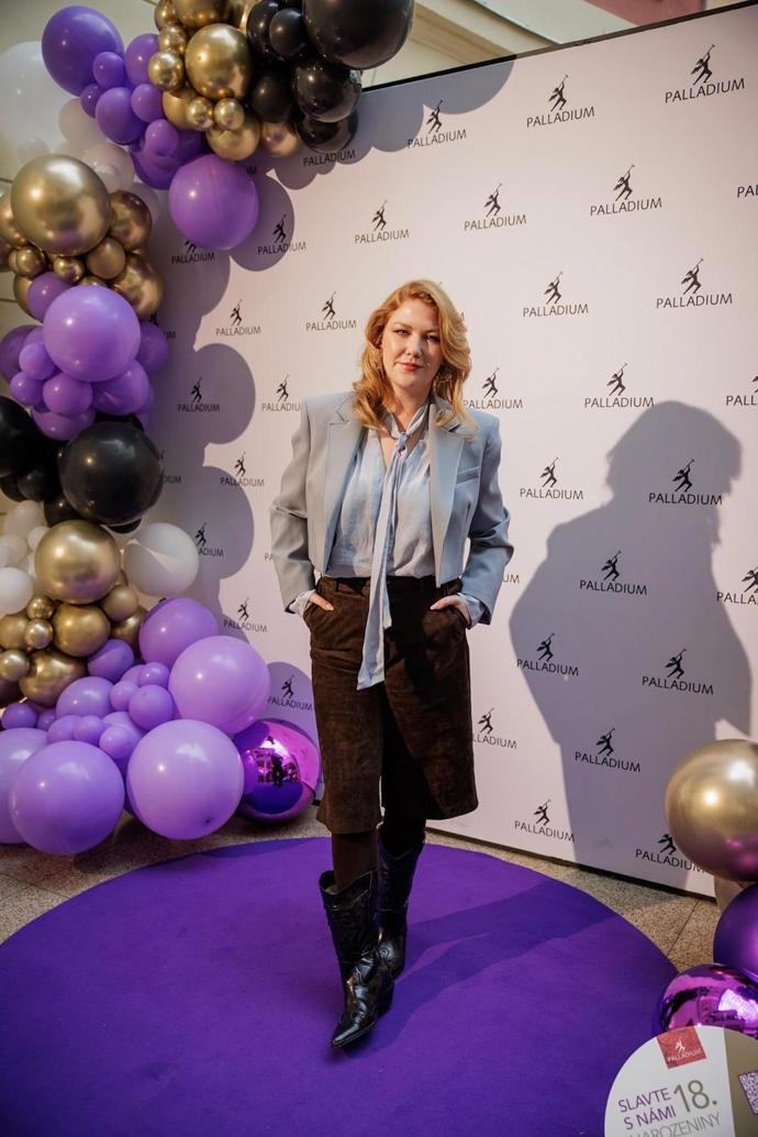 FOTO: Zpěvačka Debbi. – stránka 1