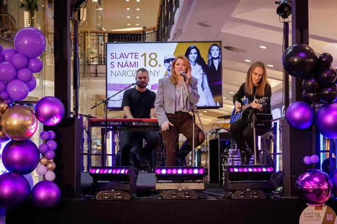 FOTO: Zpěvačka Debbi.