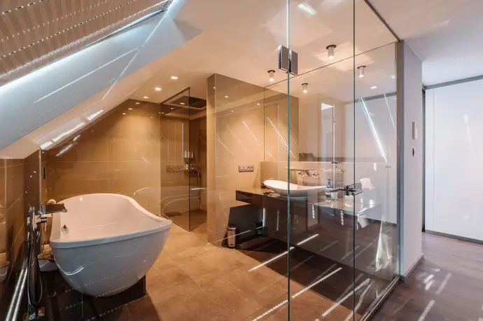 FOTO: Koupelna spojená s ložnicí. – stránka 13