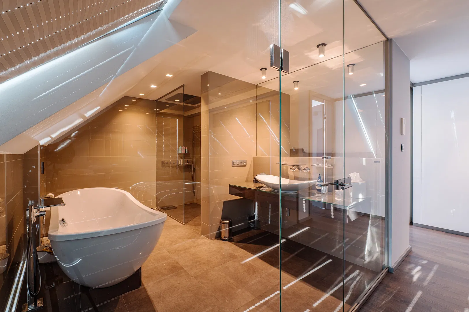 FOTO: Koupelna spojená s ložnicí.