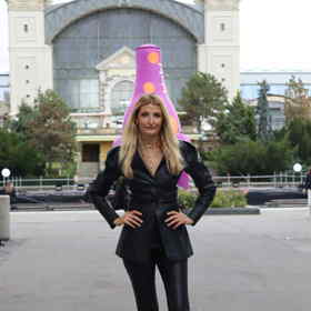 Tereza Maxová oblékla vintage kožený model od své dvorní návrhářky Kláry Nademlýnské. 