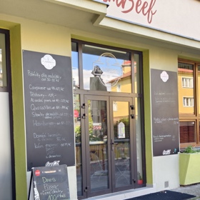 Cedule hustě popsané nabídkou jsou koloritem podniku. 