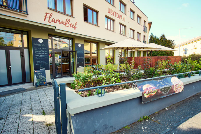 FOTO: Hosté by také měli počítat s tím, že bistro přijímá pouze platbu v hotovosti nebo prostřednictvím QR kódu.
