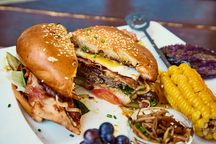 FOTO: Burger se šunkou a vejcem. – stránka 7