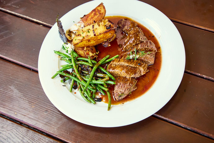 FOTO: Steak Teres Majos s přílohou a fazolkami. – stránka 6