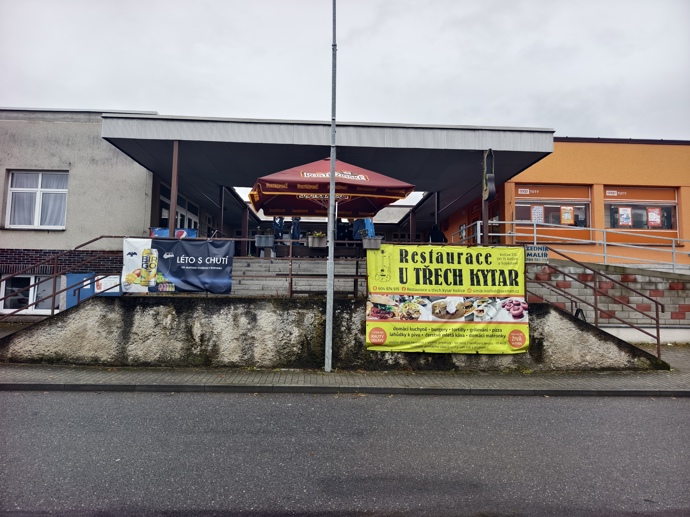 FOTO: Stačí devadesát minut jízdy z Prahy a ocitnete se v restauraci, která v osmdesátých letech minulého století vznikla svépomocí. – stránka 79