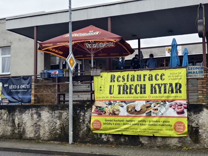 FOTO: Restaurace U třech kytar v Košicích, nedaleko Tábora. – stránka 78