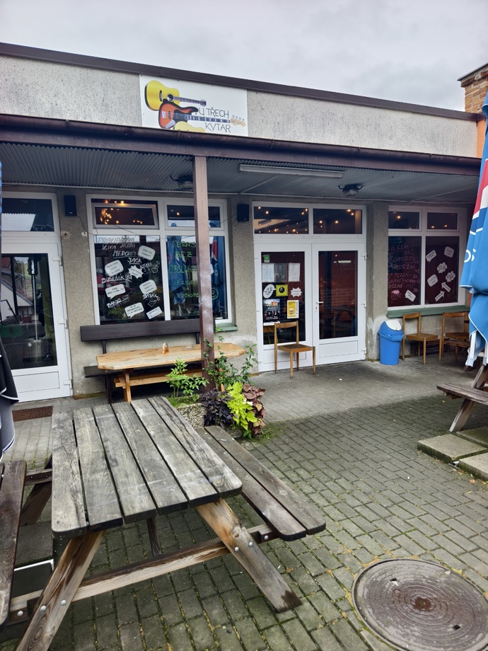 FOTO: Restaurace U třech kytar. – stránka 76