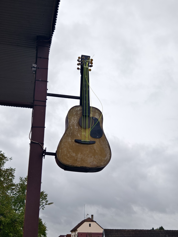 FOTO: Kytary jsou hlavní doménou restaurace. – stránka 75