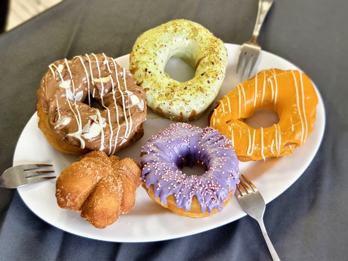 FOTO: V restauraci si můžete dát domácí donuty. – stránka 74