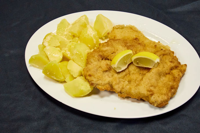 FOTO: Vepřový řízek s bramborem. – stránka 72