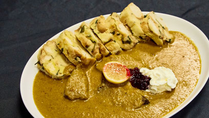 FOTO: Svíčková na smetaně s karlovarským knedlíkem.