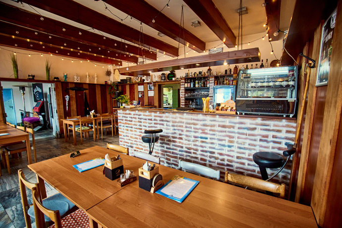 FOTO: Restaurace U třech kytar. – stránka 65