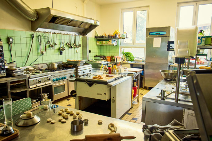 FOTO: Prostorná kuchyně. – stránka 62