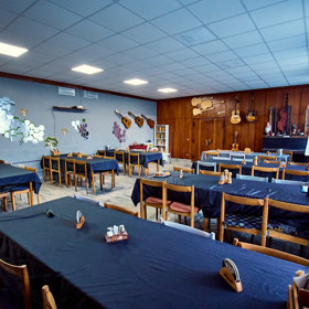 Míst k sezení je v restauraci víc než dost a pravidelně sem teď chodí hlavně místní.