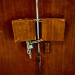 Dveře do vedlejšího sálu kulturního domu jsou mimo společenské akce zavřené na řetěz. 