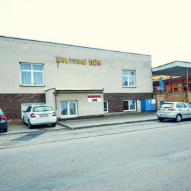 Restaurace je v Košicích u Tábora spojená s místním kulturním domem. 