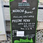 V bruntálské "Nádražce" se najíte od pondělí do soboty - nalepený papírek totiž hlásá, že v neděli je zavřeno.