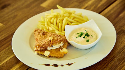 FOTO: Smažený eidam s hranolky a jejich domácí tatarkou.