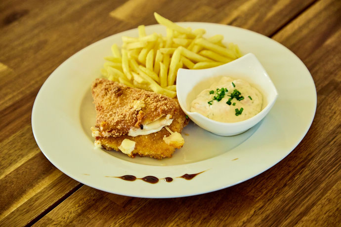 FOTO: Smažený eidam s hranolky a jejich domácí tatarkou. – stránka 34