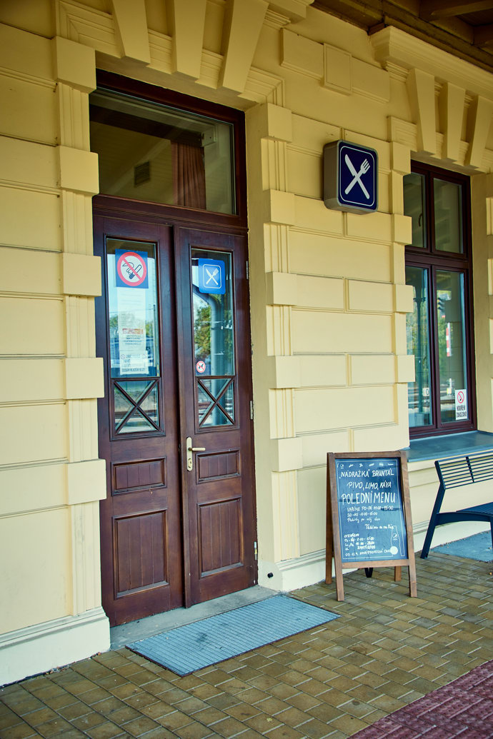 FOTO: Vstup do restaurace. – stránka 27