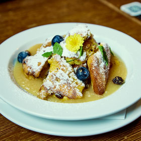 Císařský trhanec s jablečným pyré jako dezert. Stojí 129 korun. 