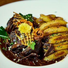 Zajíc na černo s mandlemi a sušenými švestkami, bramborové šulánky. Jídlo, které si oblíbil i Zdeněk Pohlreich, vyjde na 289 korun a je perlou letovského statku.