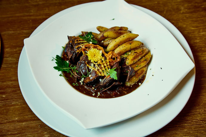 FOTO: Zajíc na černo s mandlemi, sušenými švestkami a bramborovými šulánky. – stránka 10