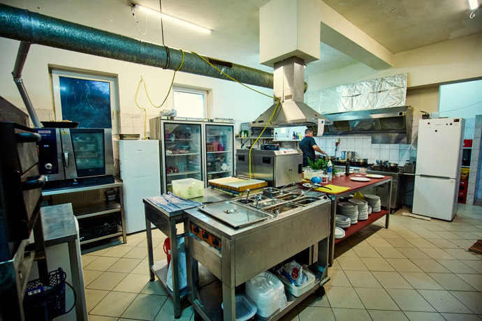 FOTO: Prostorná kuchyň. – stránka 7