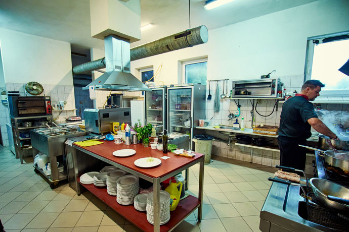 FOTO: Restaurace disponuje prostornou kuchyní. – stránka 6