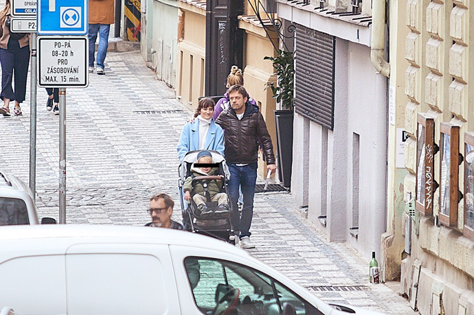 FOTO: Jiří Mádl se svou partnerkou a synem. – stránka 46