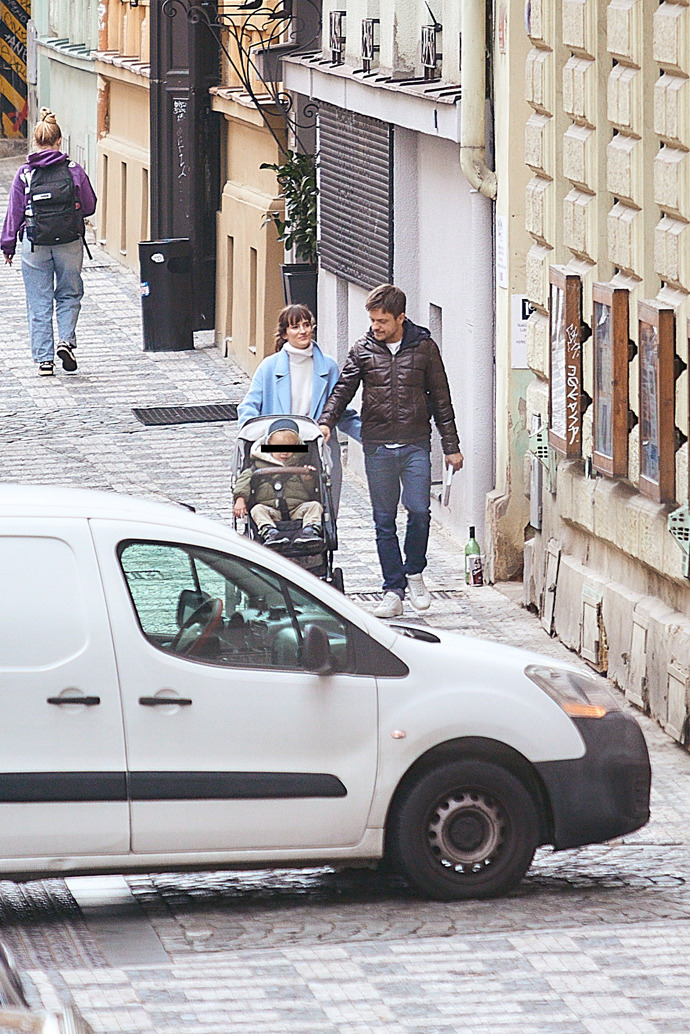 FOTO: Jiří Mádl se svou partnerkou a synem. – stránka 44